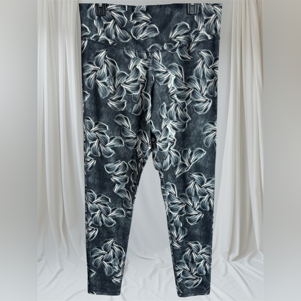 C9 by Champion Grey Black Floral Pattern High Rise Activewear 7/8" Leggings